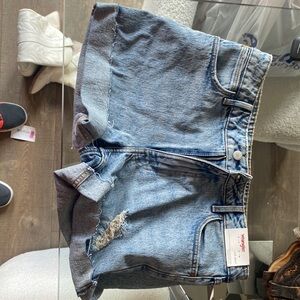 New with tags - wrangler size 6/28 jean shorts. “Roll short”